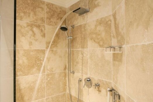 Wasserfalldusche im Saunabereich