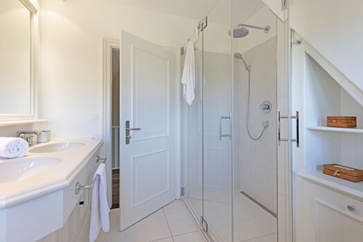 Badezimmer eins im  OG