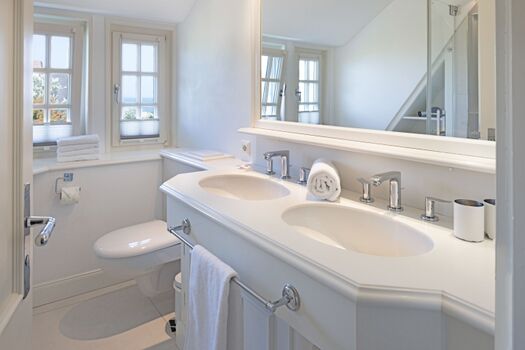 Badezimmer eins im  OG