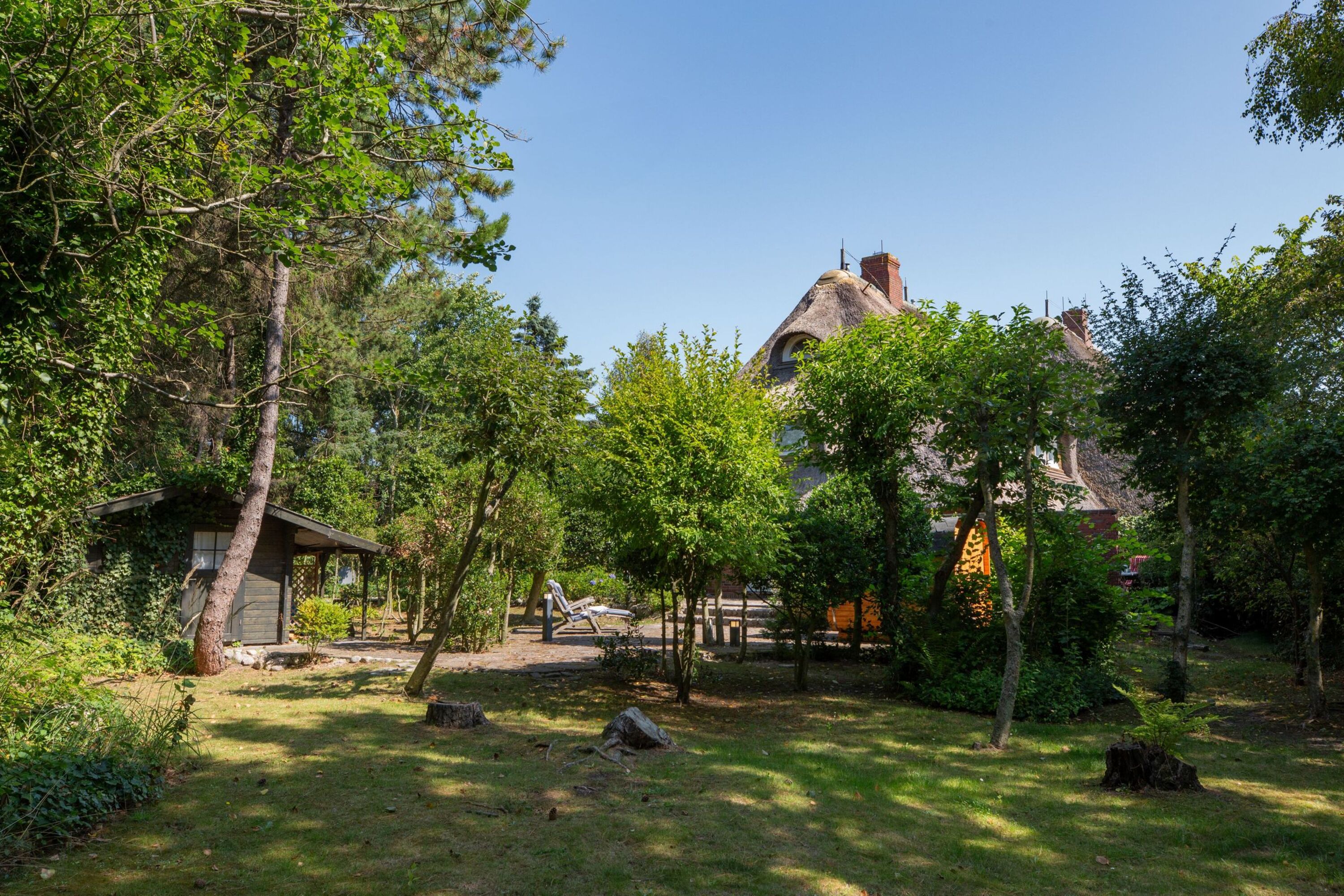 Garten mit Fasssauna