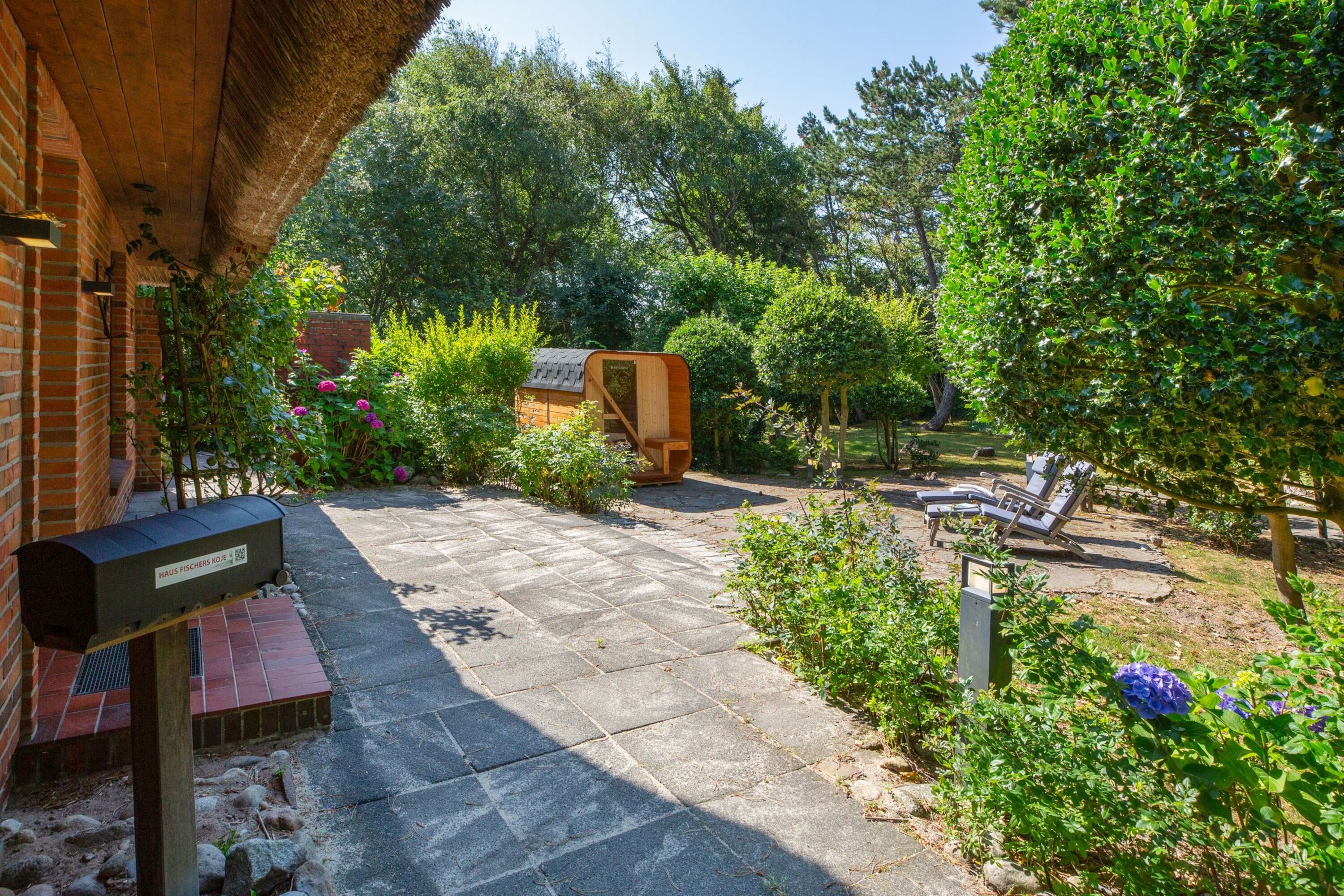 Garten mit Fasssauna