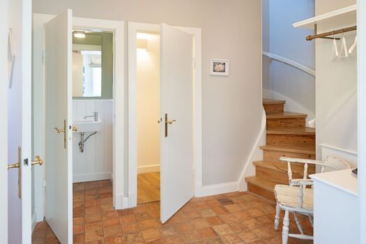 Eingangsbereich mit Gäste-WC eins