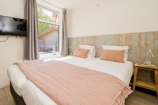 Schlafzimmer 1  mit 2 Boxspringbetten