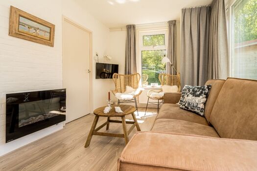 Das neu eingerichtete Wohnzimmer mit Elektrokamin