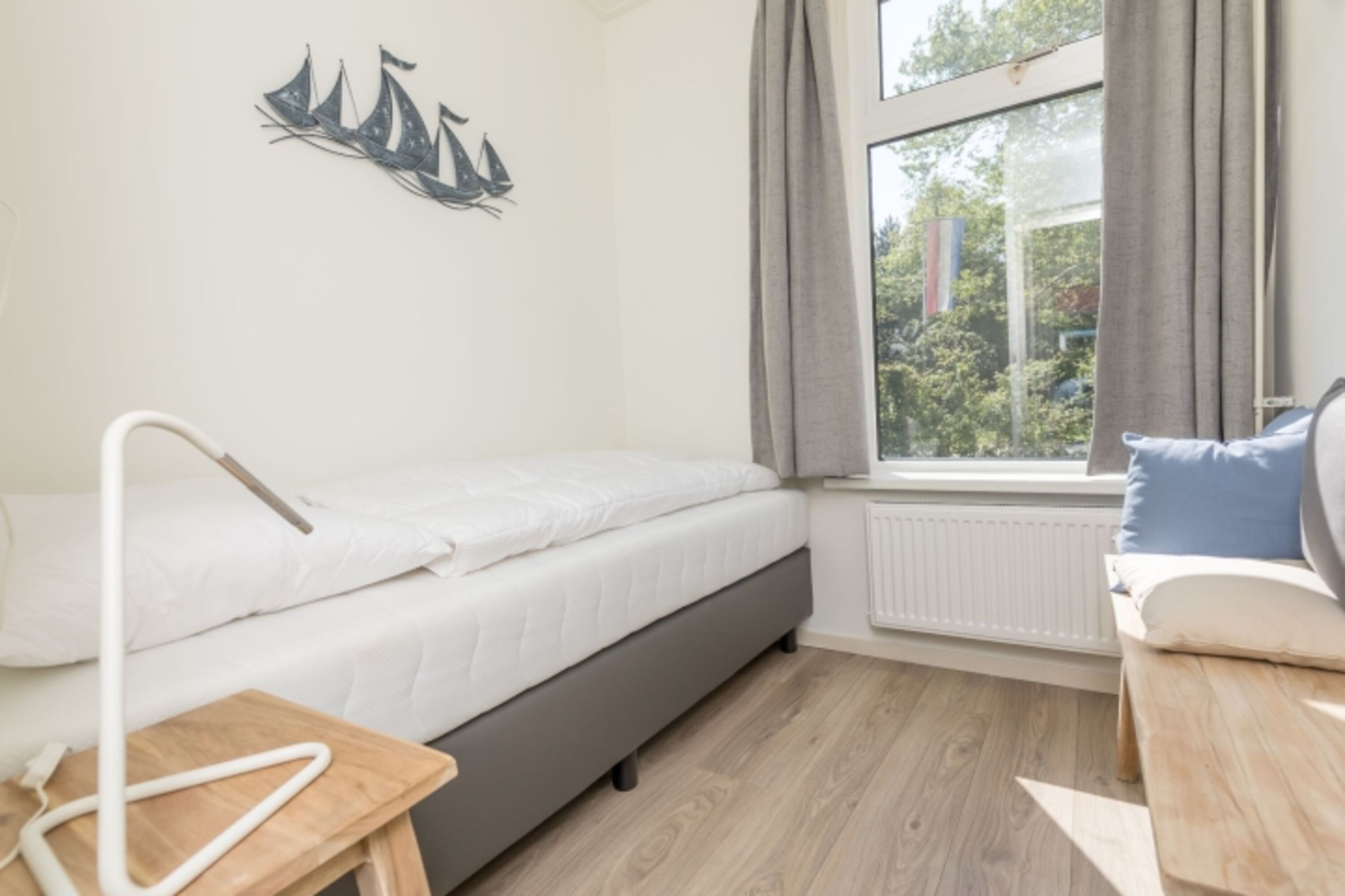 Schlafzimmer 2 mit 1 Boxspringbett