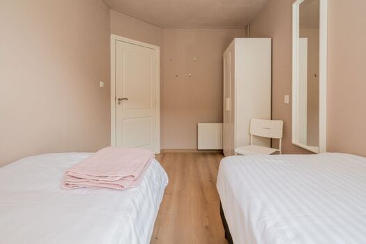 Schlafzimmer 2 mit 2 Einzelboxspringbetten