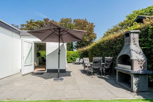 Garten mit großer Terrasse und Grill