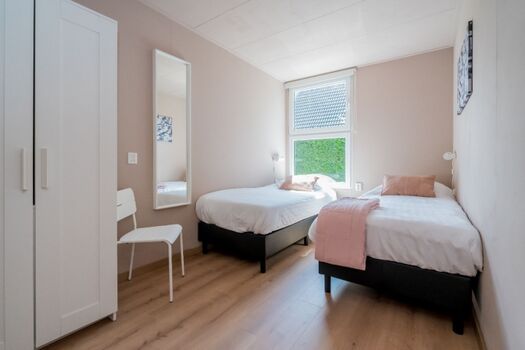 Schlafzimmer 2 mit 2 Einzelboxspringbetten