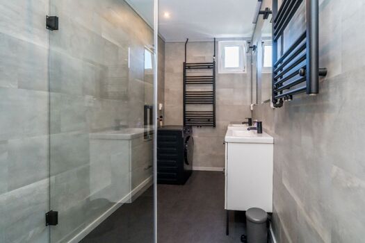 Neues Badezimmer mit Regendusche und Doppelwaschbecken