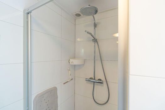 Badezimmer mit Dusche und Waschbecken
