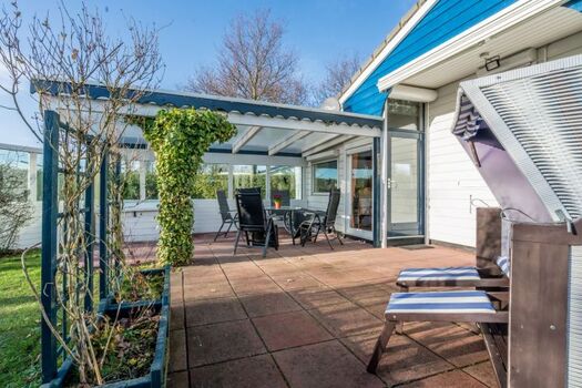 Die überdachte Terrasse mit Gartengruppe