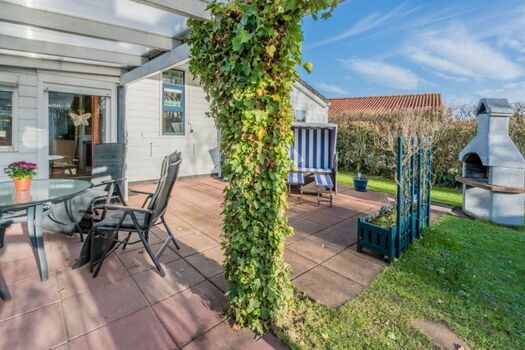 Der sonnige Garten mit überdachter Terrasse