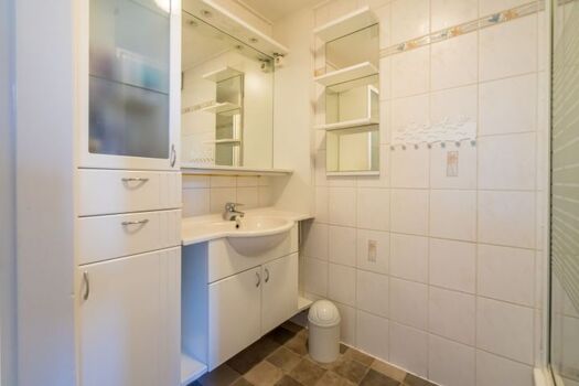 Badezimmer mit Dusche und Badmöbel