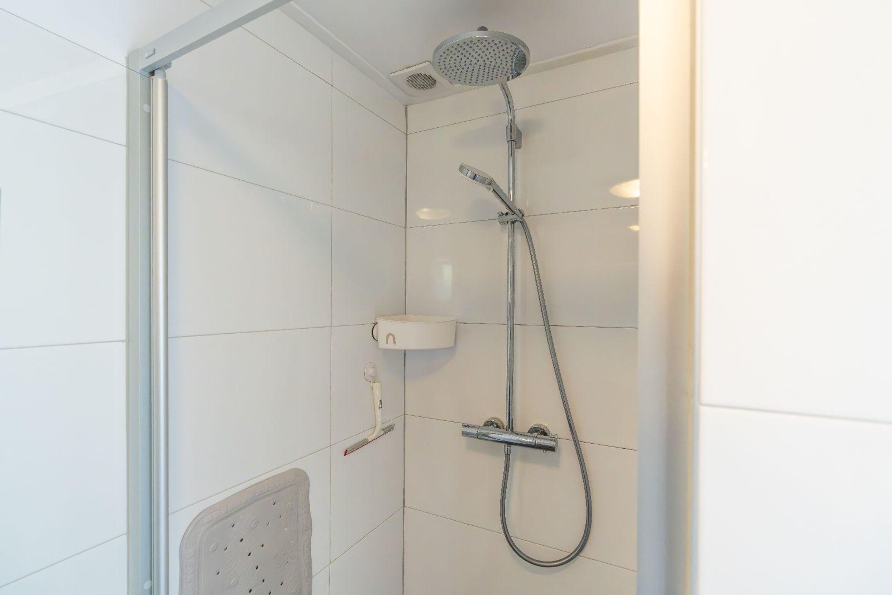 Badezimmer mit Dusche und Waschbecken
