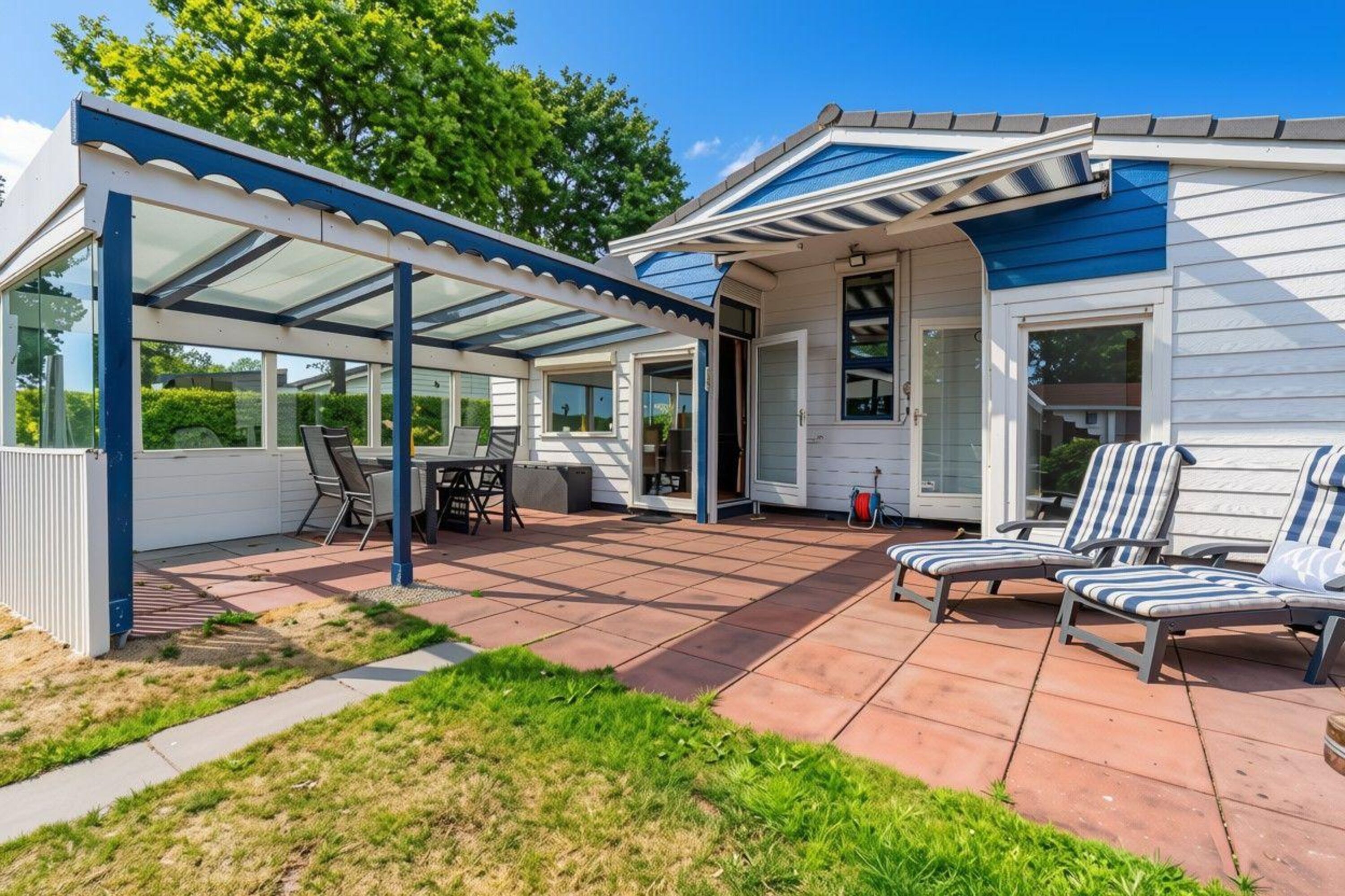 Der sonnige Garten mit überdachter Terrasse