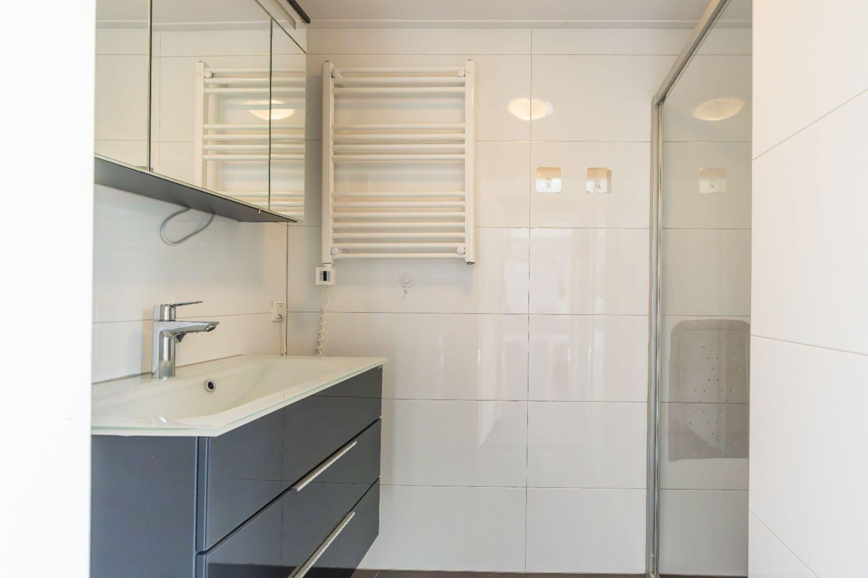 Badezimmer mit Dusche und Waschbecken