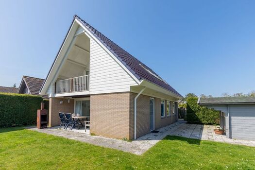 Der sonnige Garten mit Gartenhaus