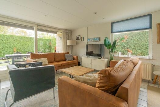 Sitzecke mit Digitalfernseher mit vielen deutschen Sendern