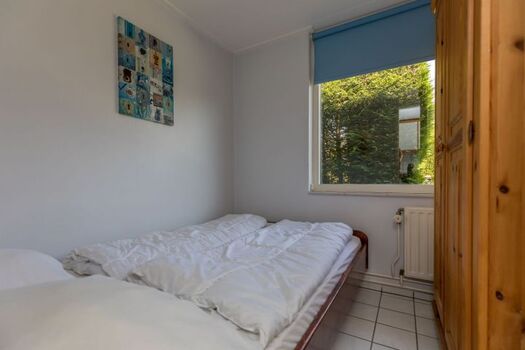 Schlafzimmer 1 mit Doppelbett (140x200