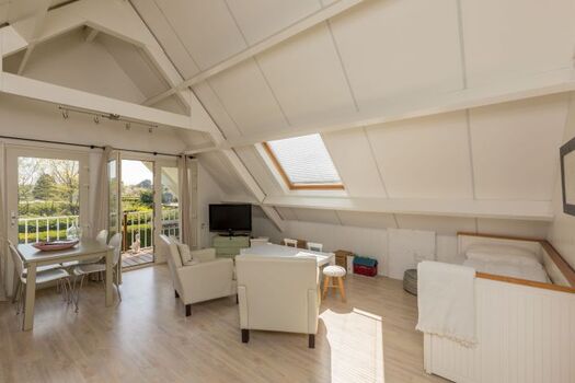 1. Etage: helles Wohnzimmer mit Schlafsofa