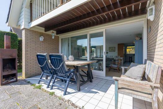 Die Terrasse mit Holzkamin