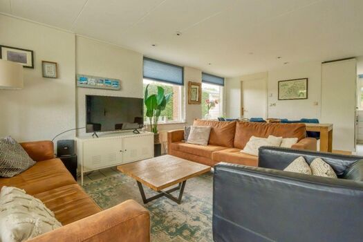 Das helle, geschmackvoll eingerichtete Wohnzimmer