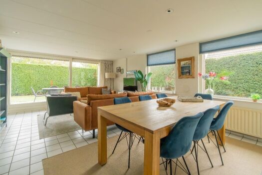 Das helle, geschmackvoll eingerichtete Wohnzimmer