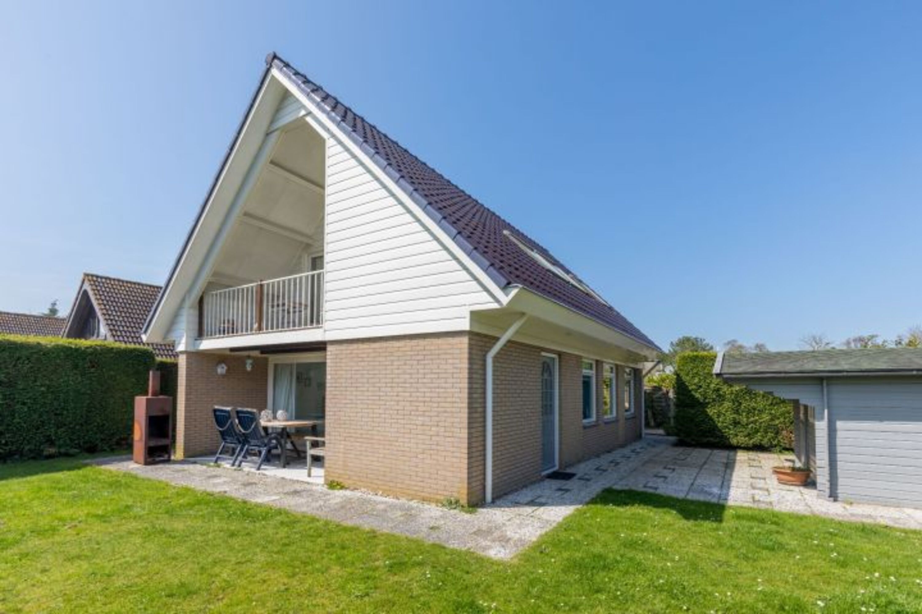 Der sonnige Garten mit Gartenhaus