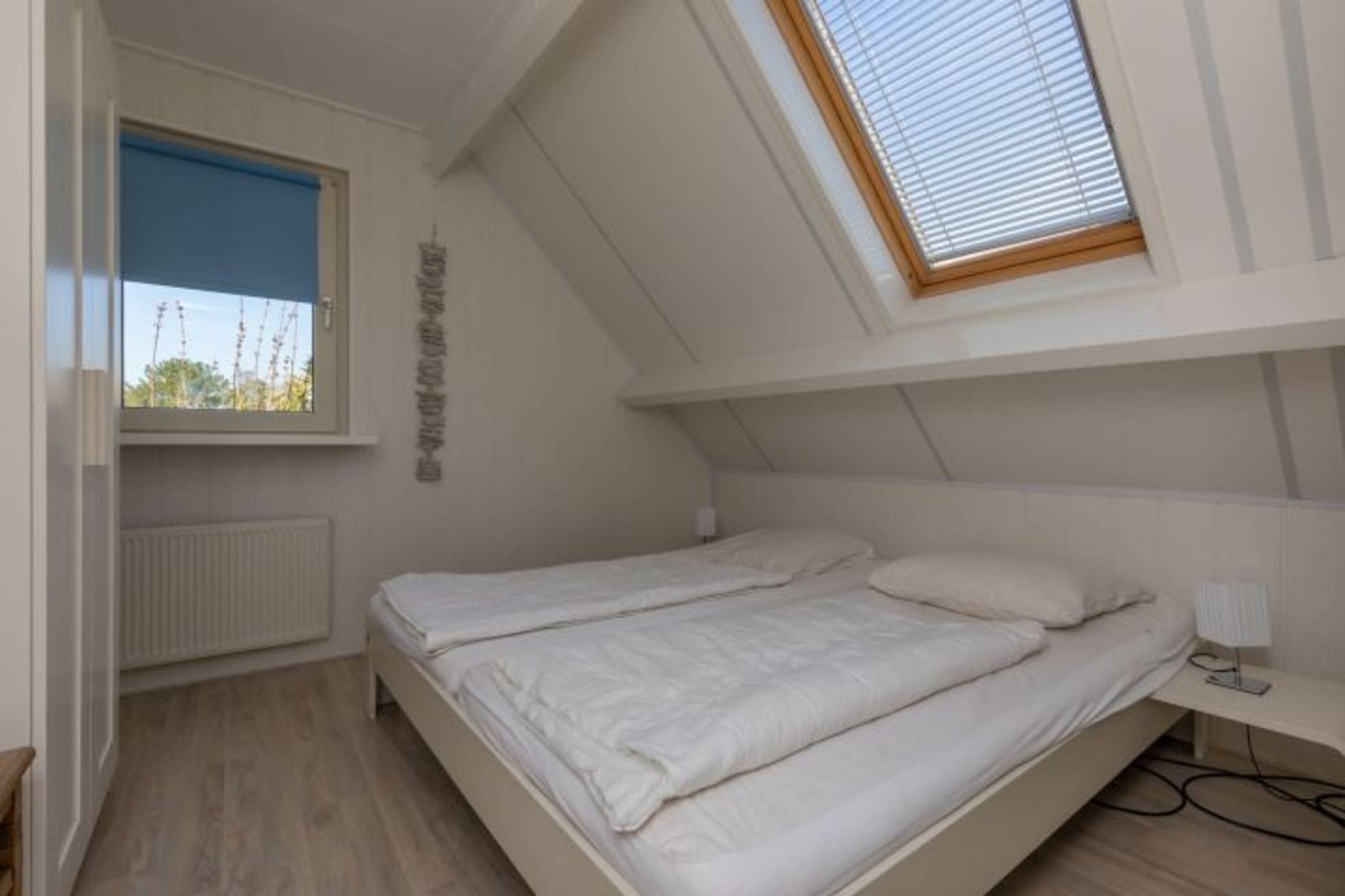 1. Etage: Schlafzimmer 4 mit Doppelbett (Auping
