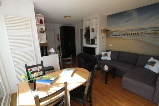 Helles Wohnzimmer mit Sitzecke und Essecke