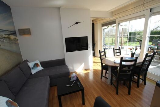 Helles Wohnzimmer mit Sitzecke und Essecke