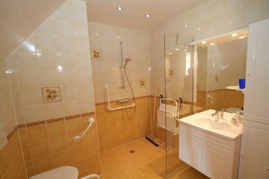 Badezimmer mit Dusche, Waschbecken und Toilette