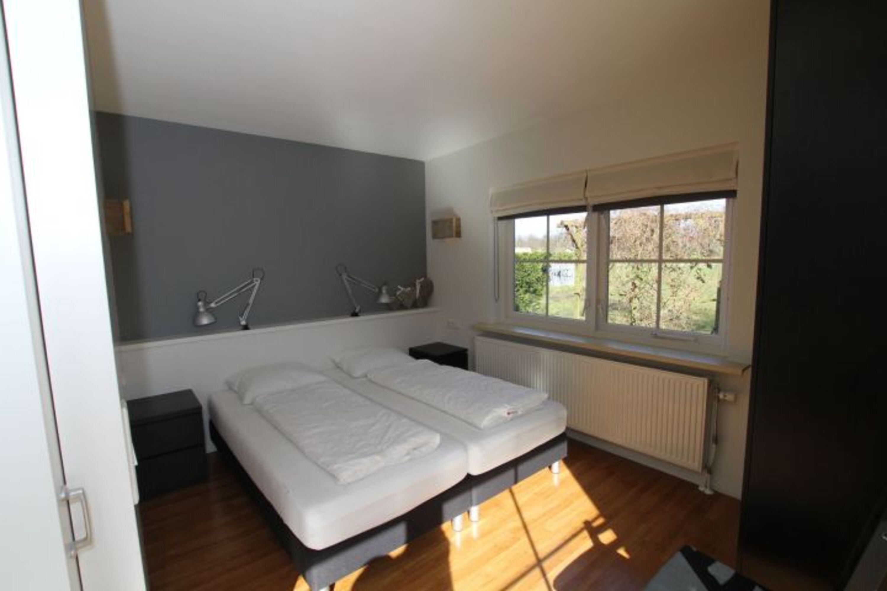 Schlafzimmer mit Doppelbett (Boxspring)