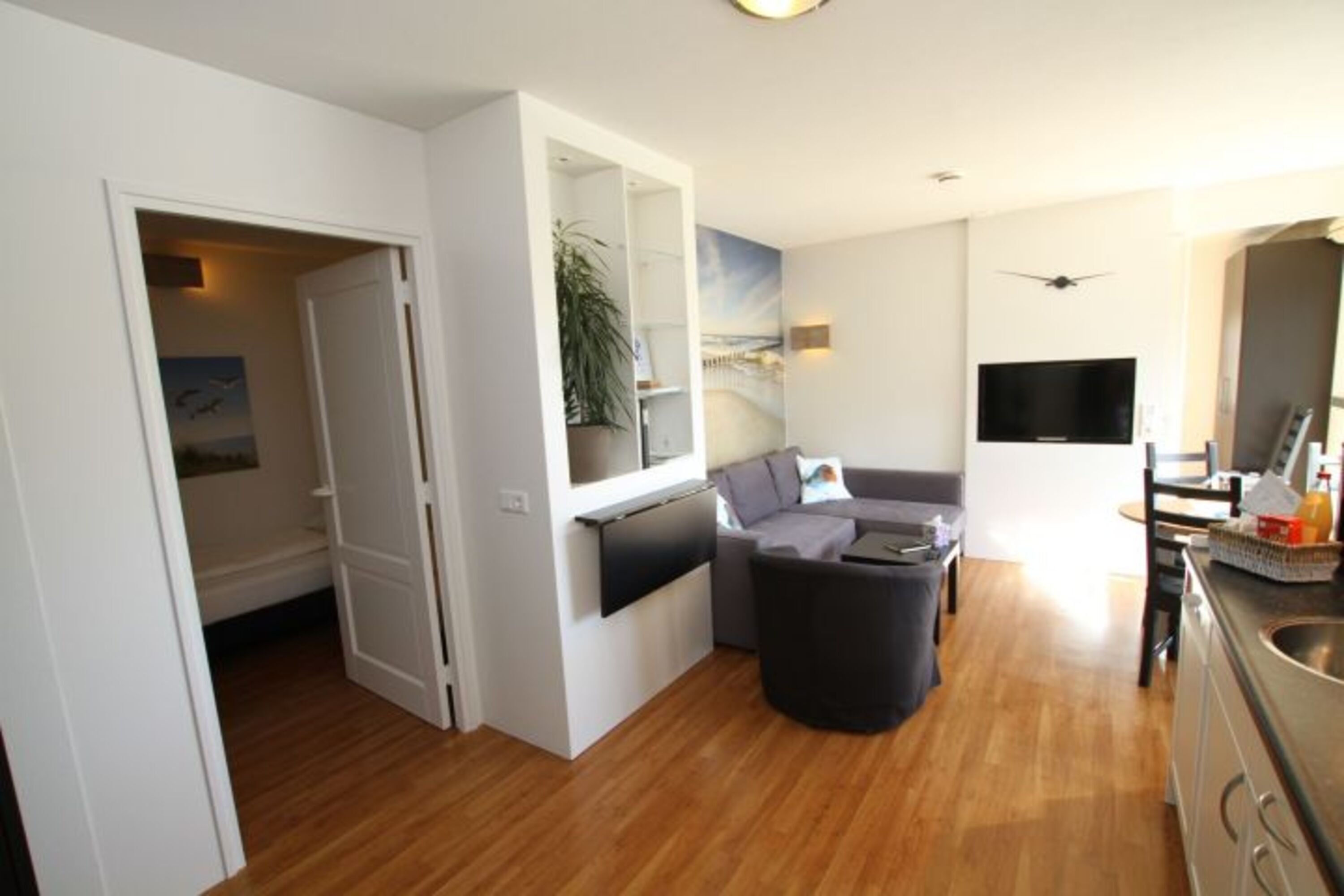 Helles Wohnzimmer mit Sitzecke und Essecke