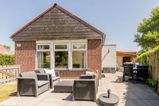 Das gemütliche, neu eingerichtete Ferienhaus mit eingezäuntem Garten mit Loungeset