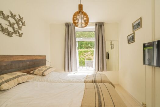 Schlafzimmer 2 mit 2 Boxspringbetten, Fernseher und Kleiderschrank