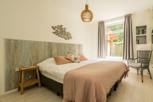 Schlafzimmer 1 mit 2 Boxspringbetten, Fernseher und Kleiderschrank