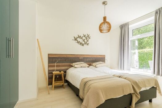 Schlafzimmer 2 mit 2 Boxspringbetten, Fernseher und Kleiderschrank