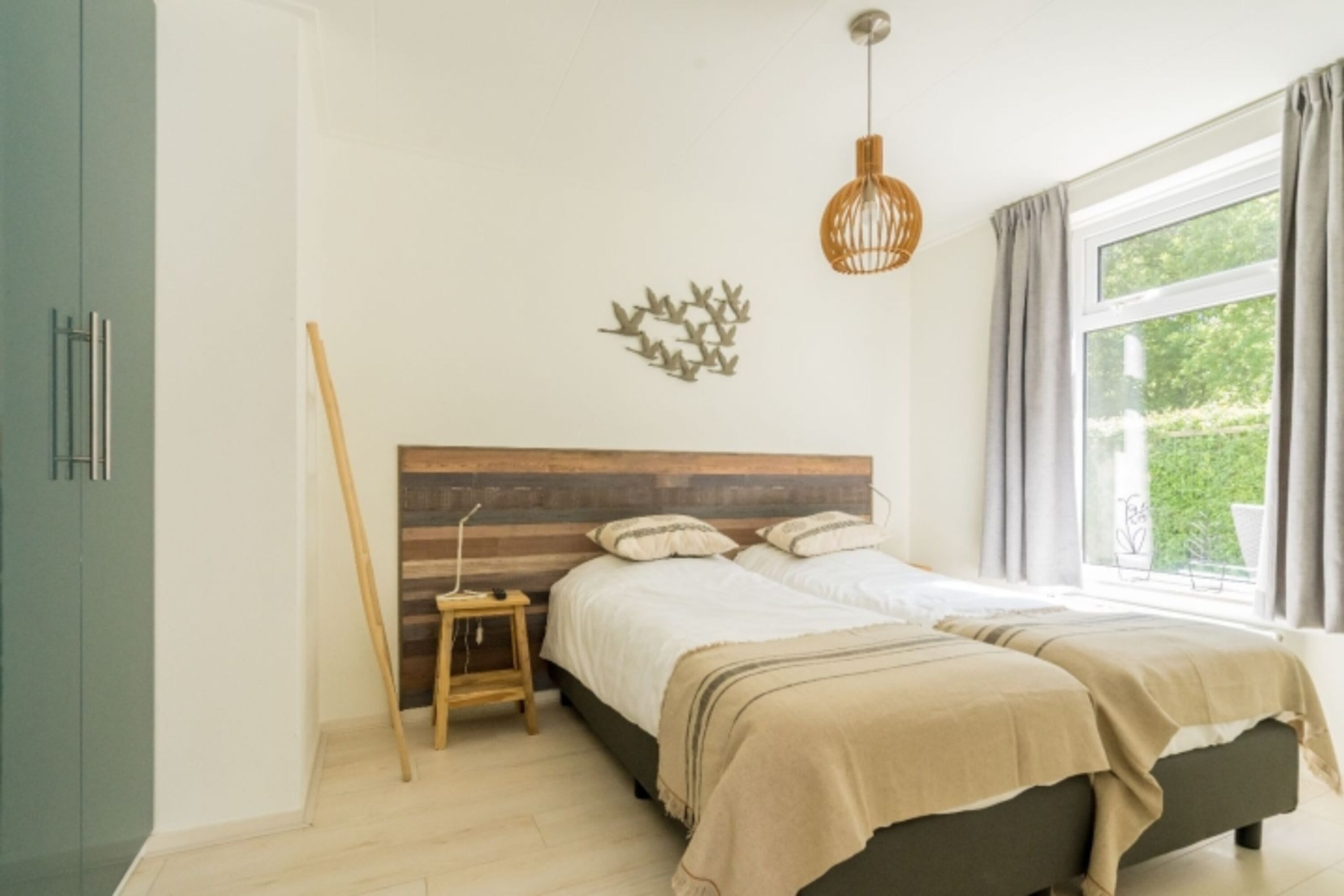 Schlafzimmer 2 mit 2 Boxspringbetten, Fernseher und Kleiderschrank