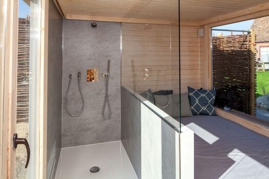 Sauna Dusche und Sofa