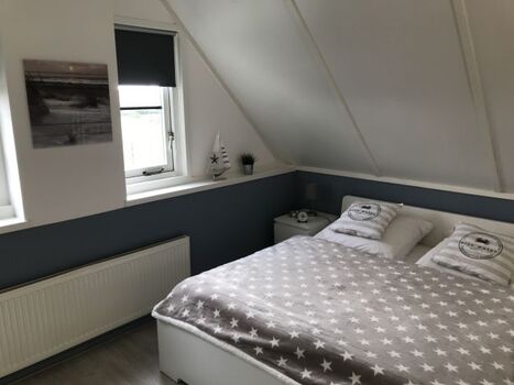 Schlafzimmer 1 (180x200) mit LED TV