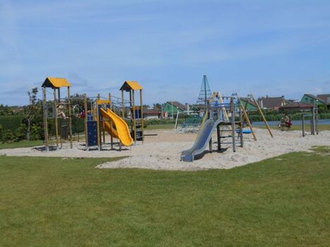 Großer Spielplatz im Park 