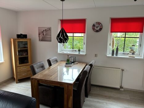 Esstisch mit vier bequemen Stühlen