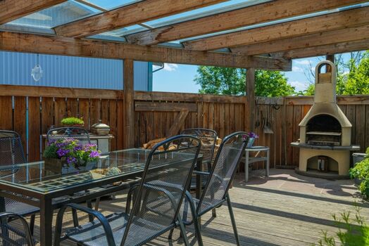 Große Terrasse mit Grill