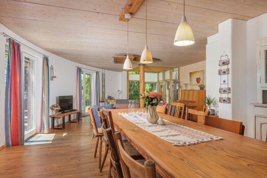 Offener Essbereich mit großem Esstisch