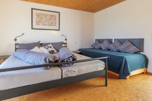 Schlafzimmer mit Doppelbett