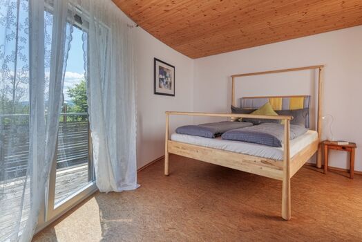 Schlafzimmer mit Doppelbett