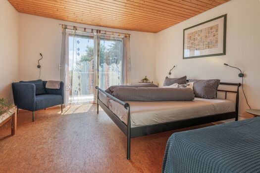 Schlafzimmer mit Doppelbett