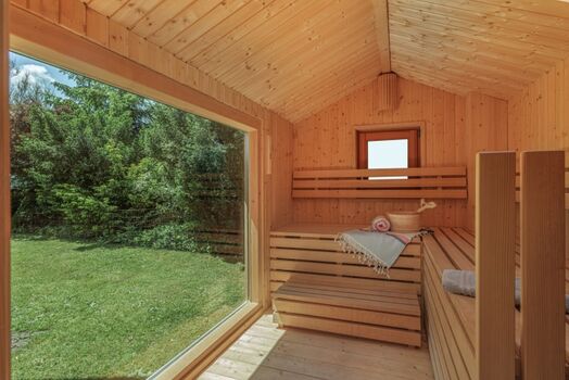 Außensauna mit Blick in Garten