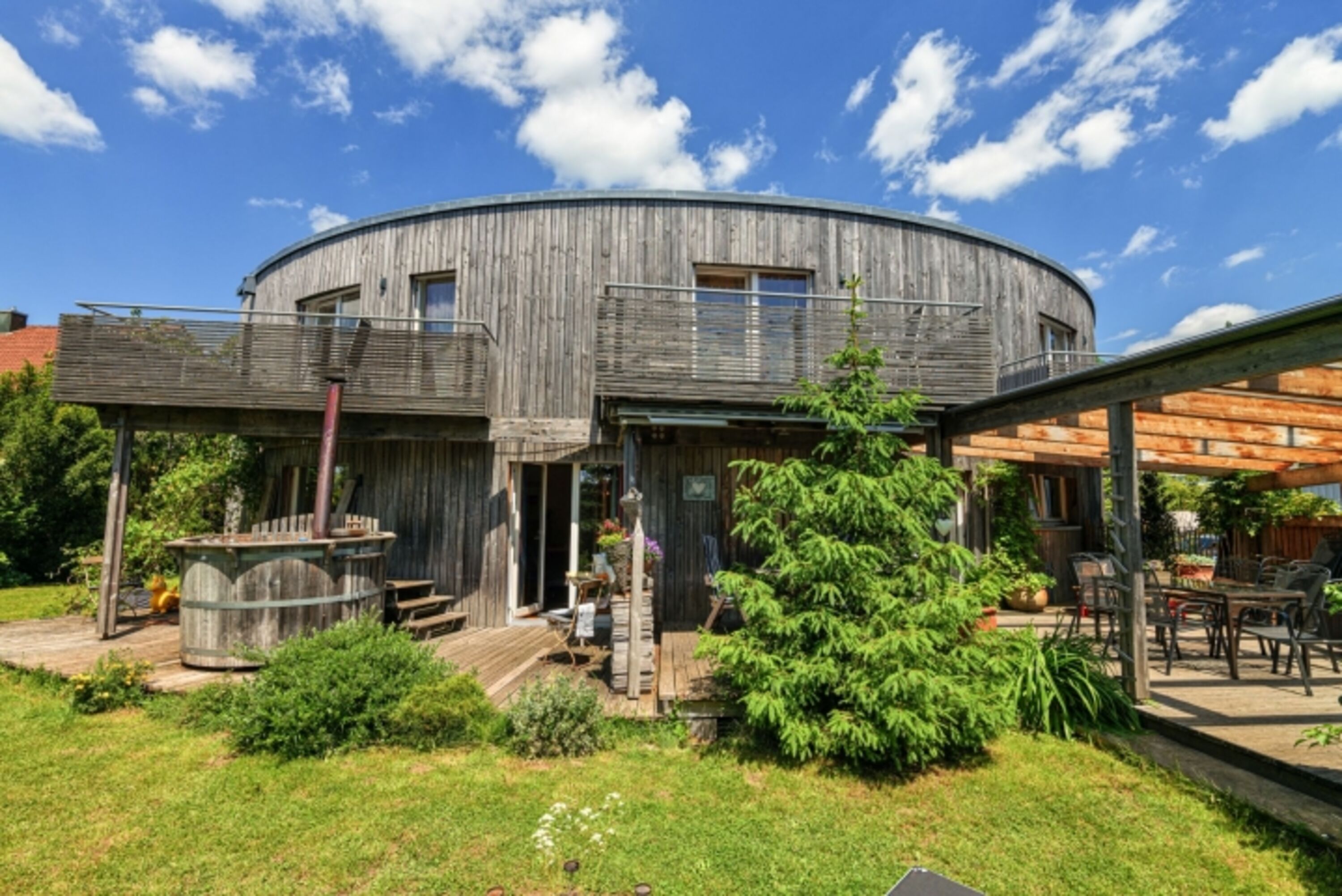 Lichtdurchflutetes Haus mit Sauna, Hot Tub in großem GartenG